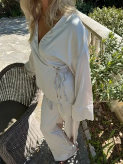 Design By Si Rianah satin bluse med bindebånd - Hvid Clearance