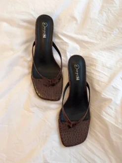 Design By Si Safine mules med krokodilleprint - Brun