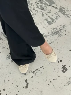Design By Si Segovia ballerina sko med sløjfe - Off white Clearance