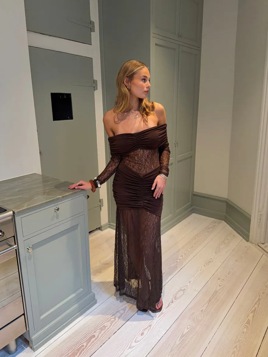 Design By Si Silje off shoulder kjole med blonder - Brun Best