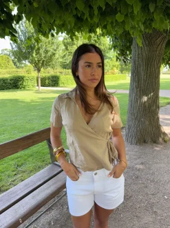 Design By Si Silviana bluse med bindedetalje - Beige Outlet