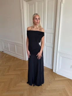 Design By Si Sofia off shoulder kjole - Sort