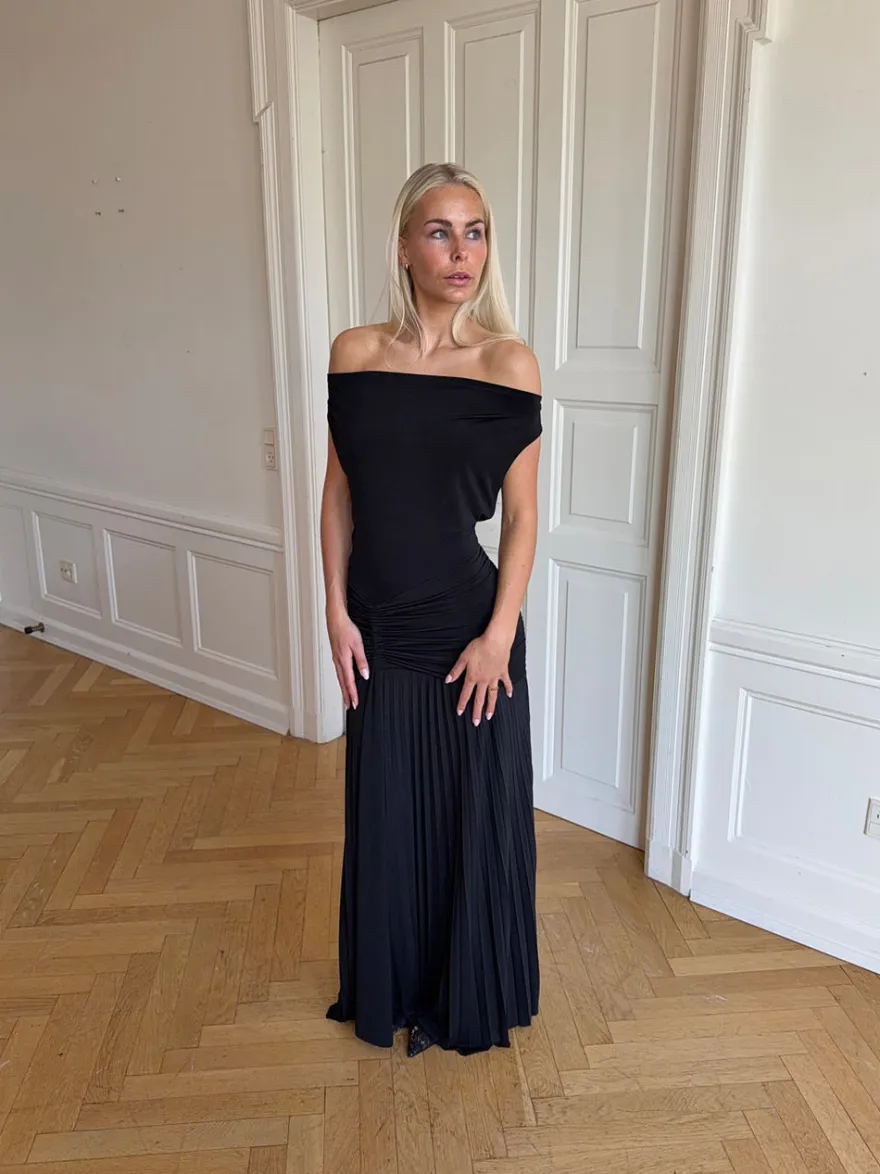 Design By Si Sofia off shoulder kjole - Sort