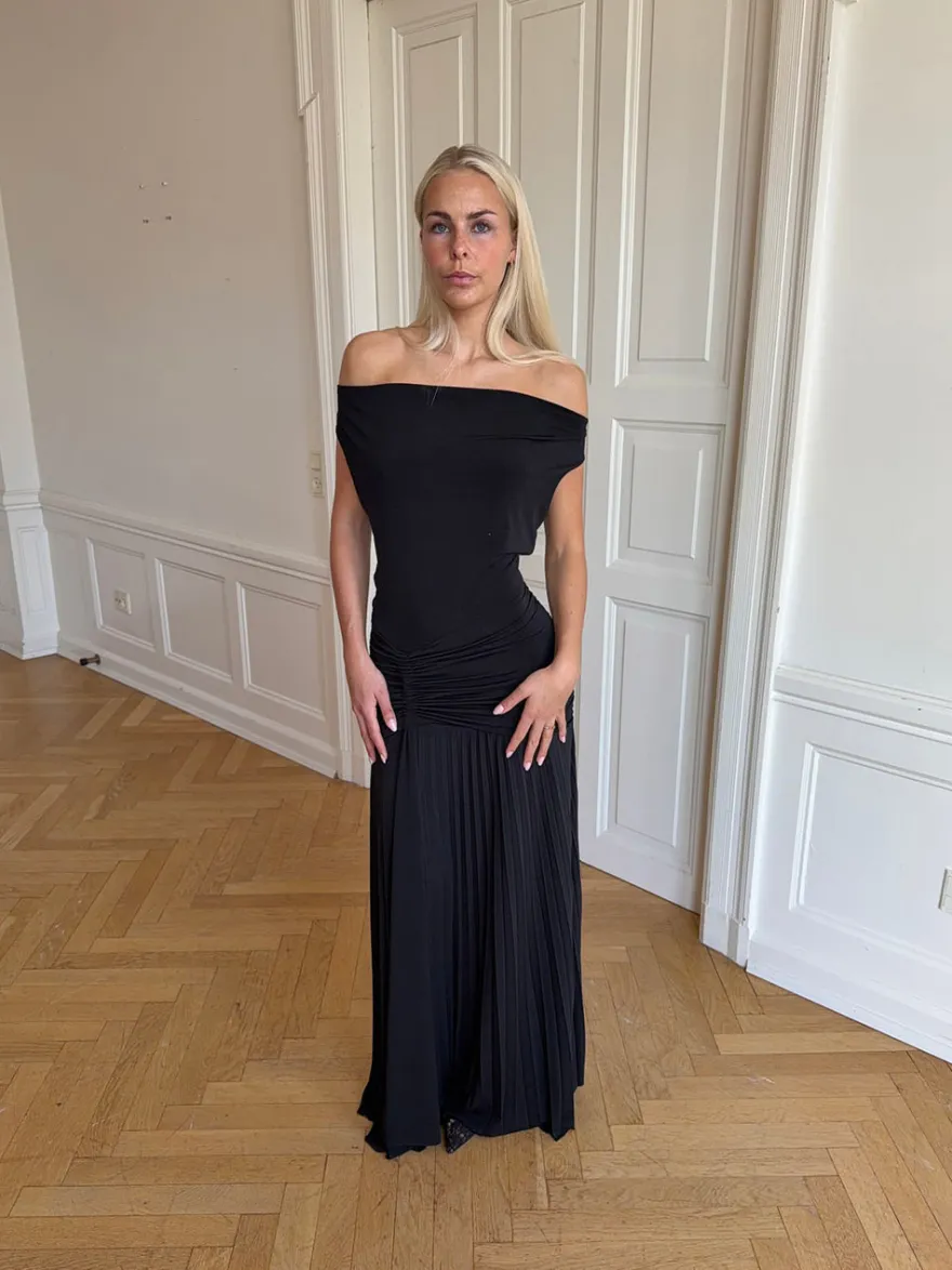 Design By Si Sofia off shoulder kjole - Sort
