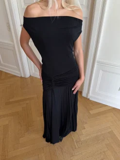 Design By Si Sofia off shoulder kjole - Sort