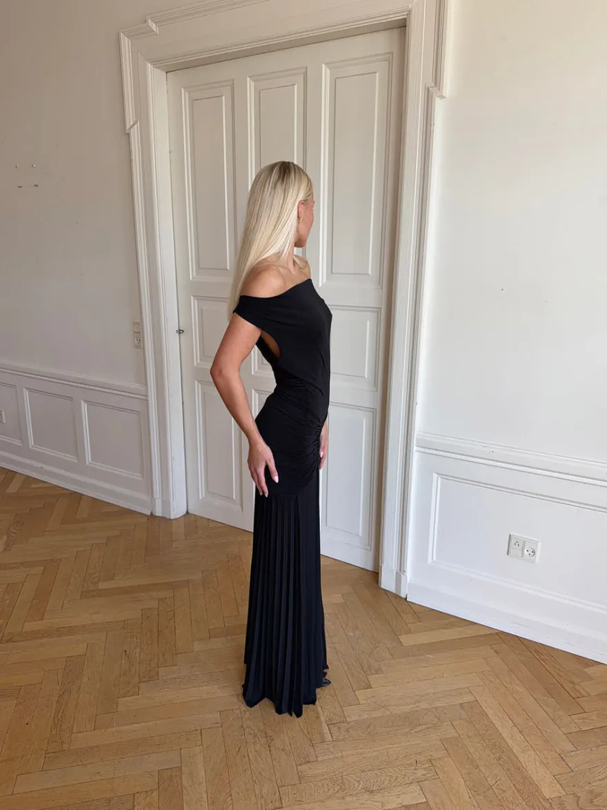 Design By Si Sofia off shoulder kjole - Sort