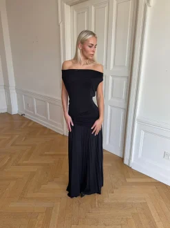 Design By Si Sofia off shoulder kjole - Sort