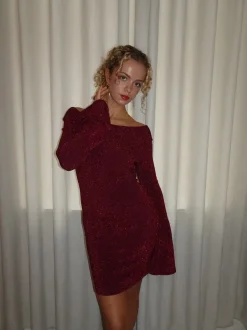 Design By Si Solange glitterkjole med åben ryg - Rød Hot