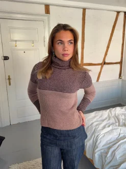 Design By Si Swela striktrøje med turtleneck - Mørkebrun/lyserød Hot
