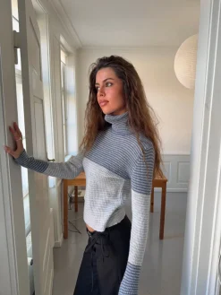 Design By Si Swela striktrøje med turtleneck - Lyseblå/mørkeblå Sale