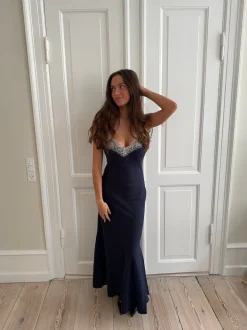 Design By Si Tena kjole med blondedetaljer - Navy/hvid Sale