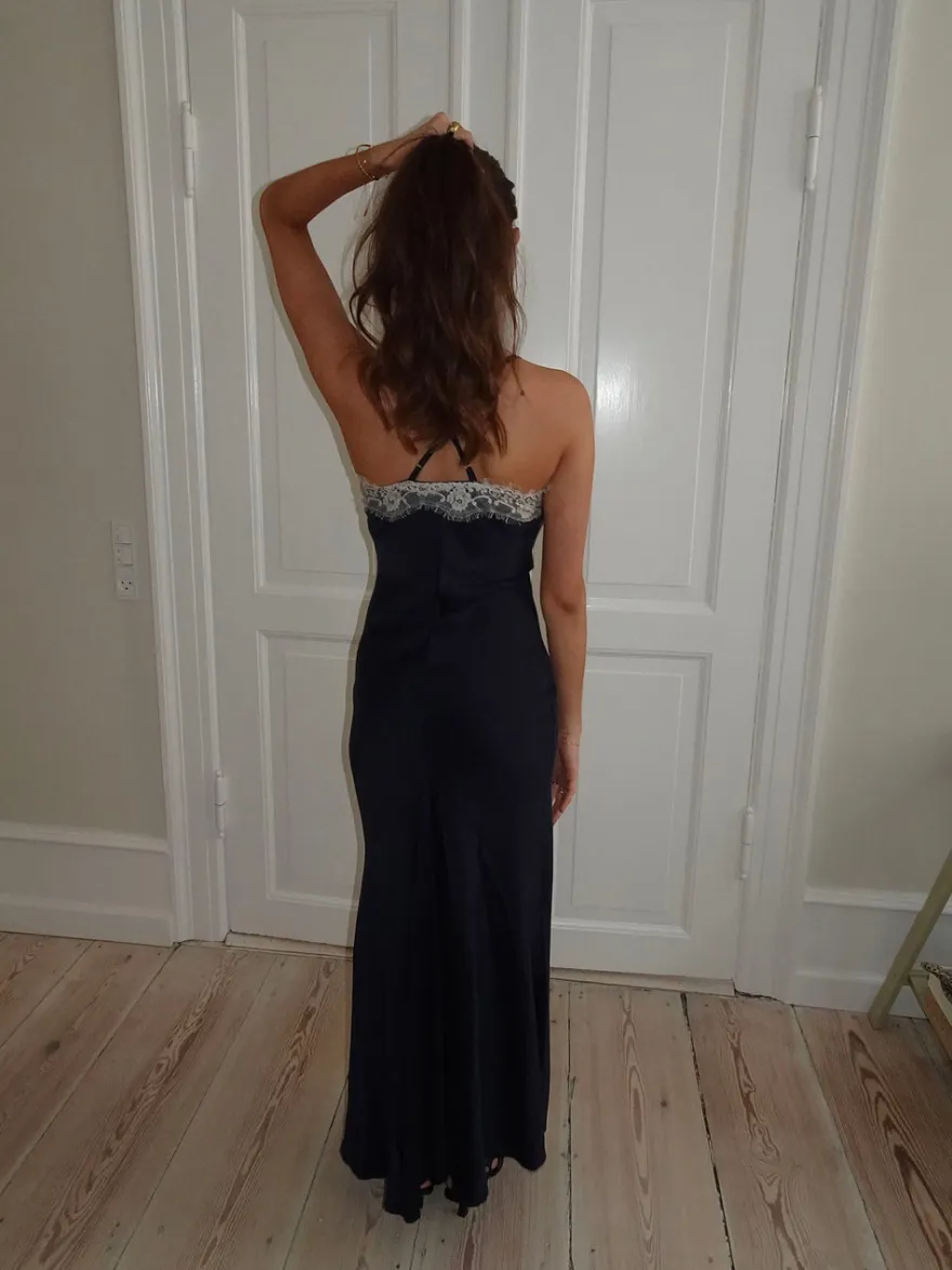 Design By Si Tena kjole med blondedetaljer - Navy/hvid Sale