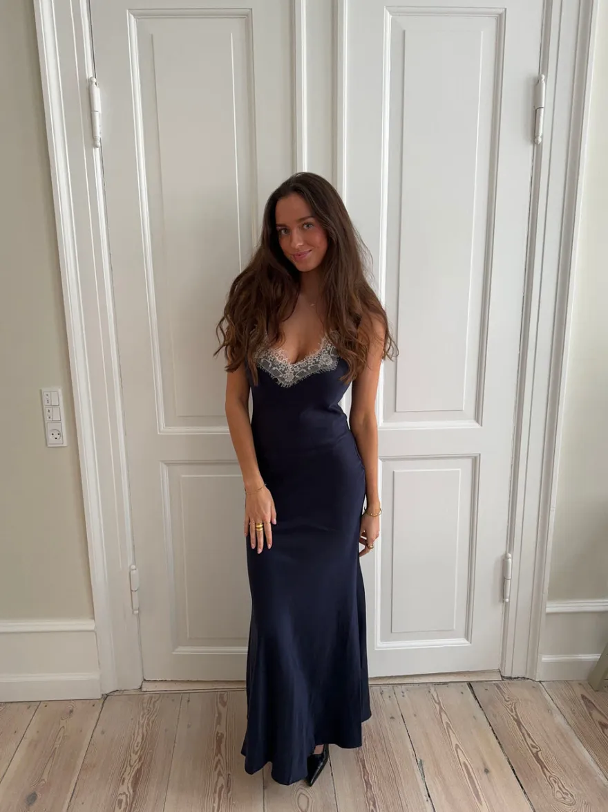 Design By Si Tena kjole med blondedetaljer - Navy/hvid Sale