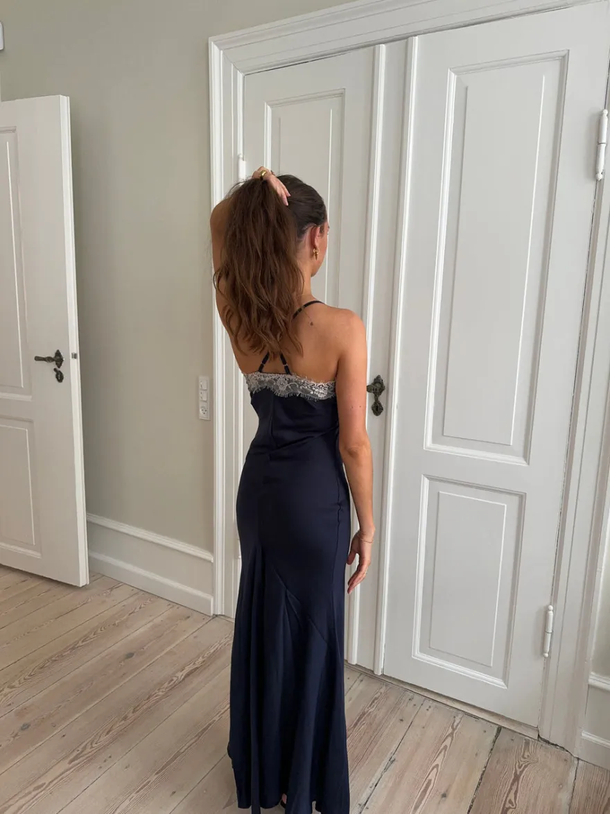Design By Si Tena kjole med blondedetaljer - Navy/hvid Sale