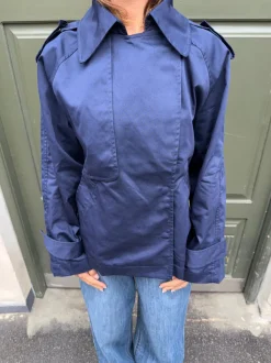 Design By Si Tenny kort trenchcoat - Navy Sale