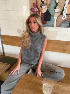 Design By Si Thalia strikket vest med rullekrave - Grå Clearance