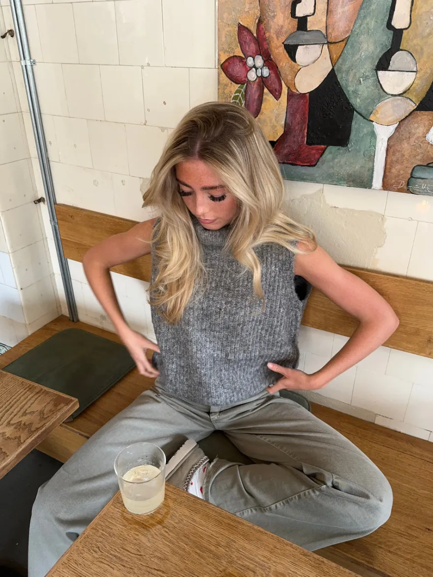 Design By Si Thalia strikket vest med rullekrave - Grå Clearance