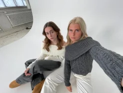 Design By Si Theresa off-shoulder strik - Grå Online