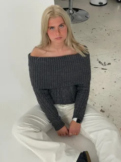 Design By Si Theresa off-shoulder strik - Grå Online