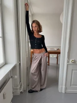 Design By Si Trina suitbukser med spændedetalje - Beige Online