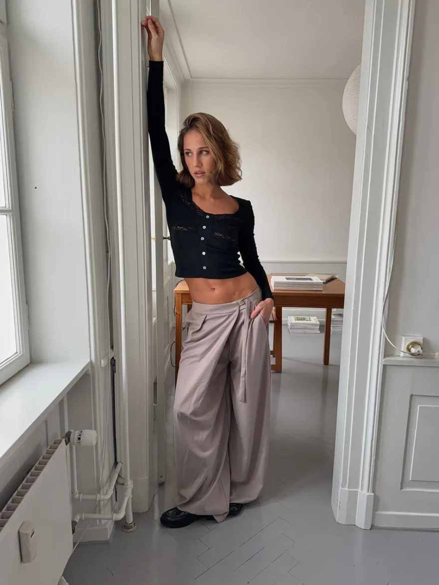 Design By Si Trina suitbukser med spændedetalje - Beige Online