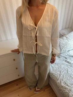 Design By Si Tuniva bluse med bindedetaljer - Off white Online