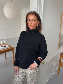 Design By Si Valdamara oversized striktrøje med turtleneck - Sort Sale