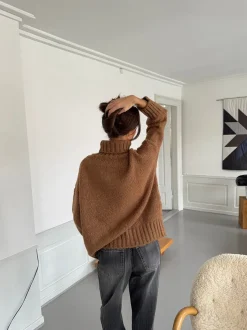 Design By Si Valdamara oversized striktrøje med turtleneck - Brun Online