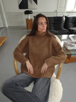 Design By Si Valdamara oversized striktrøje med turtleneck - Brun Online