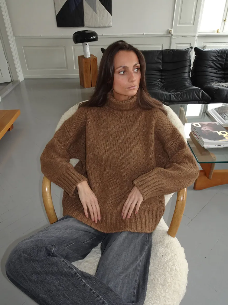 Design By Si Valdamara oversized striktrøje med turtleneck - Brun Online