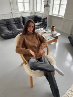 Design By Si Valdamara oversized striktrøje med turtleneck - Brun Online