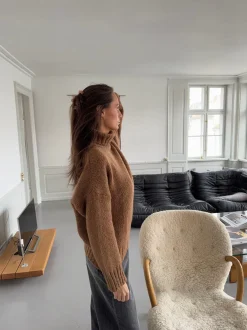 Design By Si Valdamara oversized striktrøje med turtleneck - Brun Online