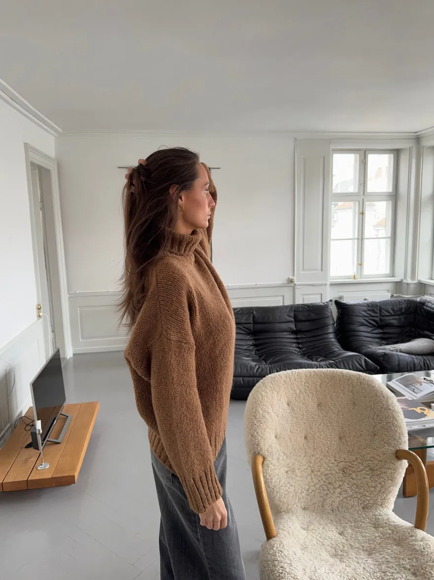 Design By Si Valdamara oversized striktrøje med turtleneck - Brun Online