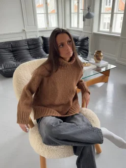 Design By Si Valdamara oversized striktrøje med turtleneck - Brun Online