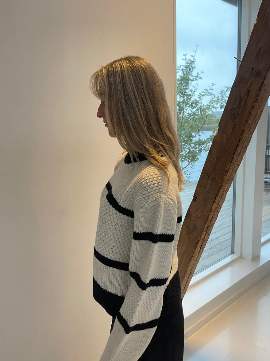 Design By Si Vittoria striktrøje med striber - Sort/off white