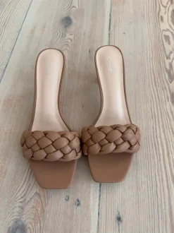 Design By Si Yasmin mules med flet - Beige