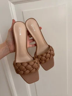 Design By Si Yasmin mules med flet - Beige