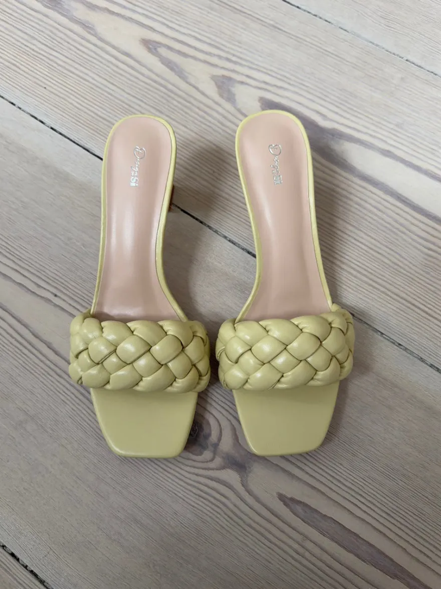 Design By Si Yasmin mules med flet - Lysegul Best