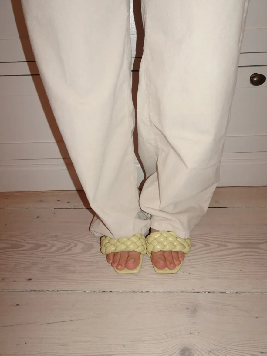 Design By Si Yasmin mules med flet - Lysegul Best