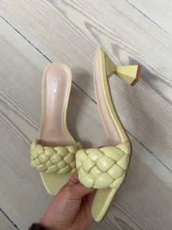 Design By Si Yasmin mules med flet - Lysegul Best