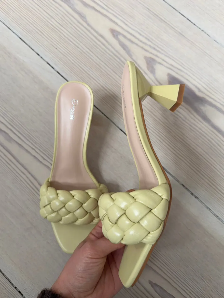 Design By Si Yasmin mules med flet - Lysegul Best