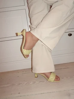 Design By Si Yasmin mules med flet - Lysegul Best
